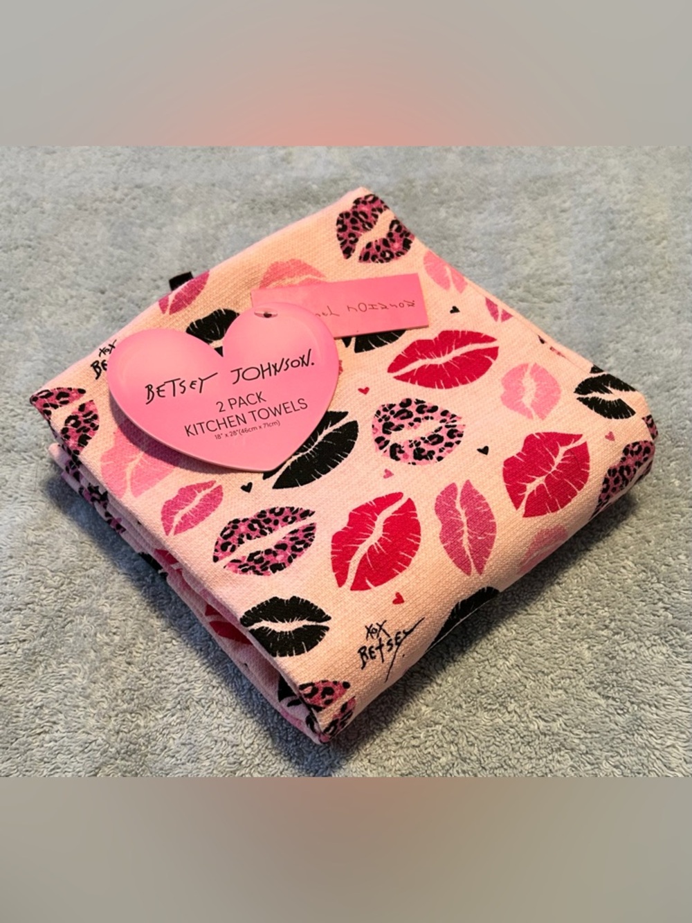 BETSEY JOHNSON SET OF 2 KITCHEN TOWELS/LIPSTICK KISSES PRINT/TERRY REVERSE/NWT